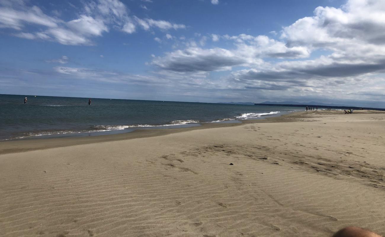 Foto de Plage Port La Nouvelle con arena brillante superficie