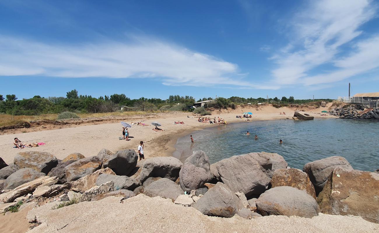 Foto de Roucan Plage con arena brillante y rocas superficie