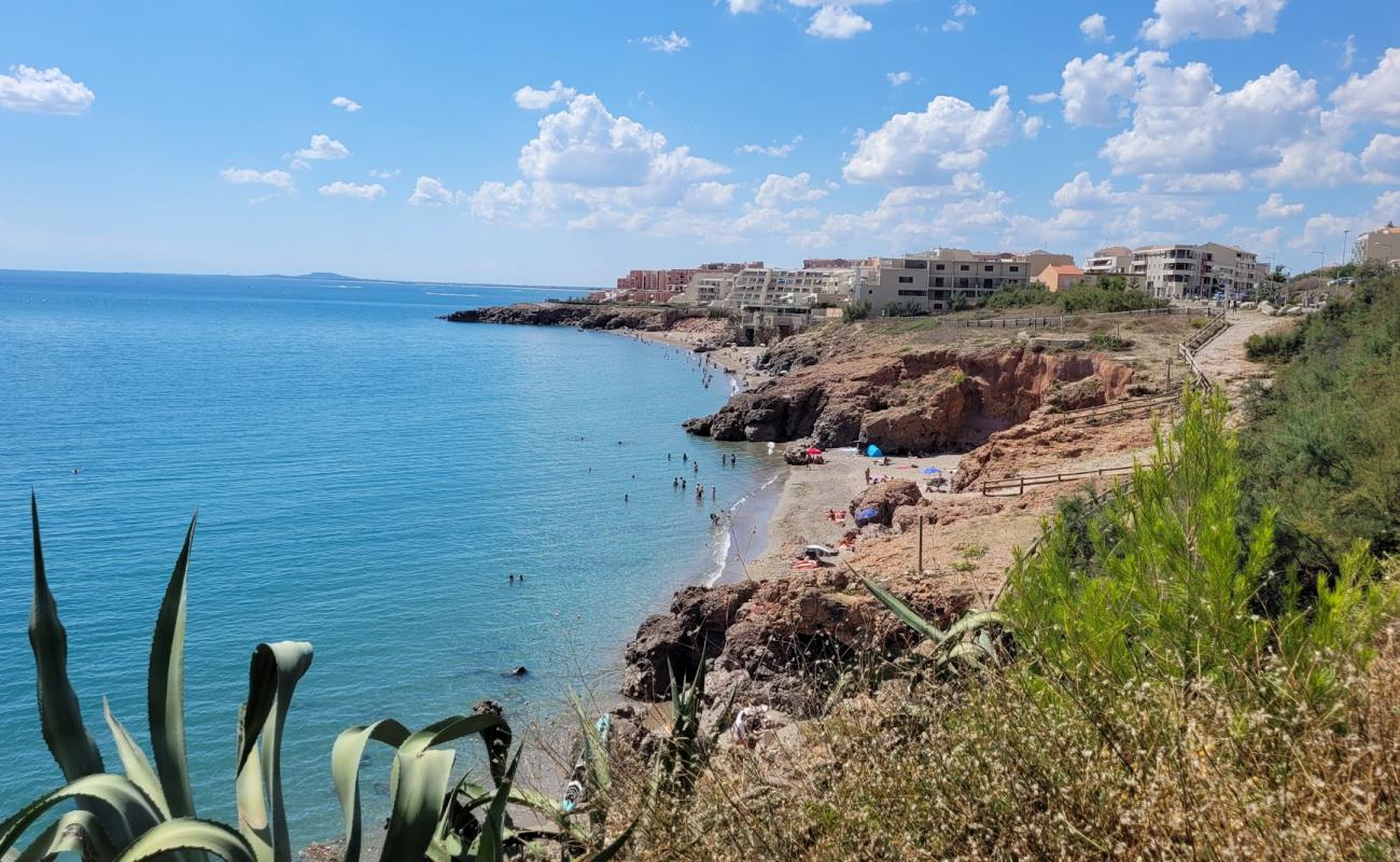 Foto de Crique de la Nau Plage con arena brillante superficie