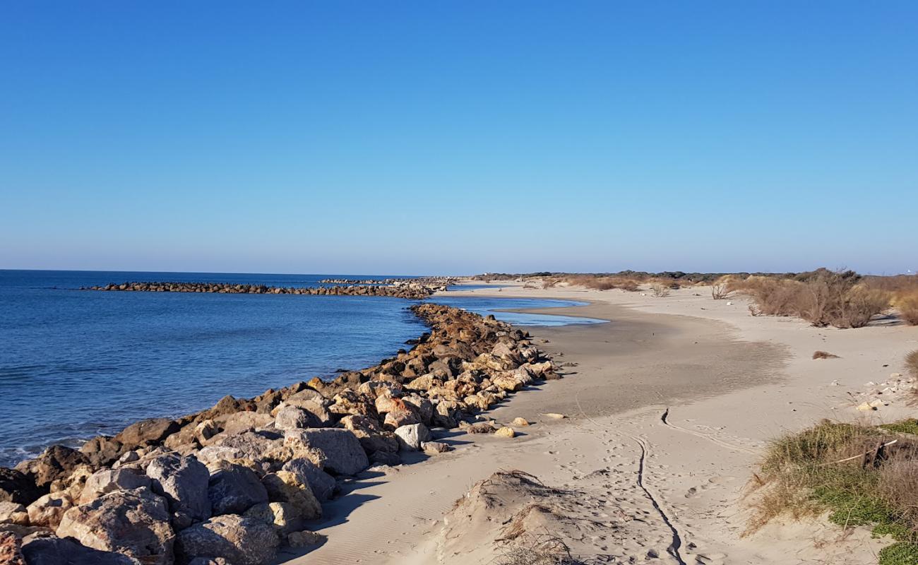 Foto de Plage du Grand Radeau con arena brillante superficie