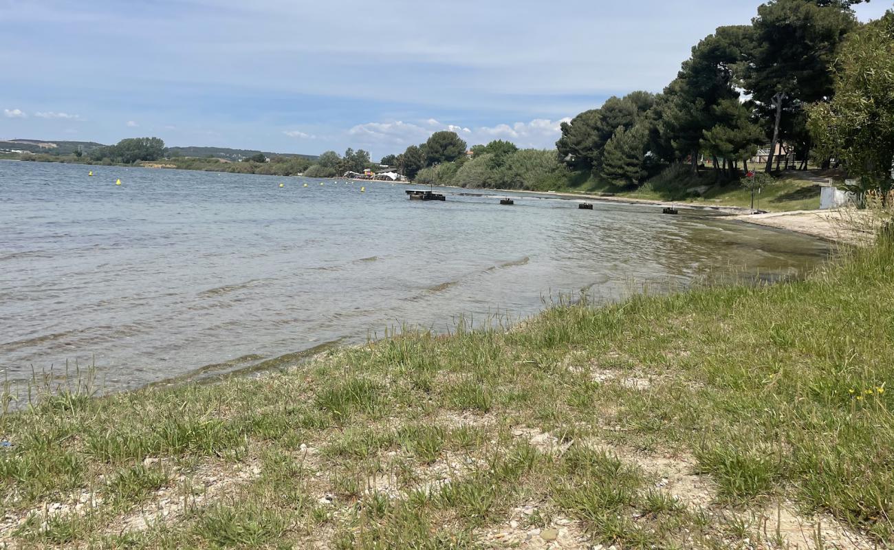 Foto de Plage de Rognac con arena gris y piedras superficie