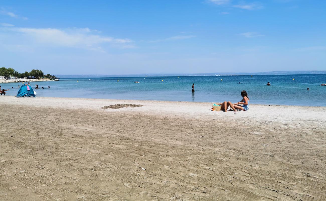 Foto de Plage de Ferrieres con arena brillante superficie