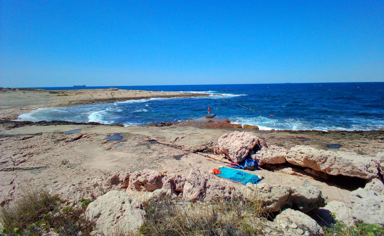 Foto de Plage de Bonnieu con arena brillante y rocas superficie