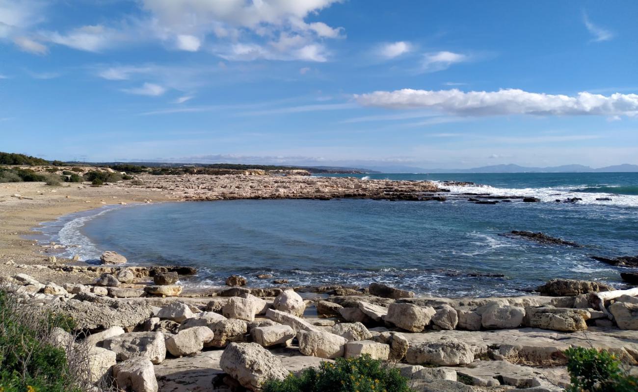 Foto de Plage de Cap Couronne con arena gris y piedras superficie