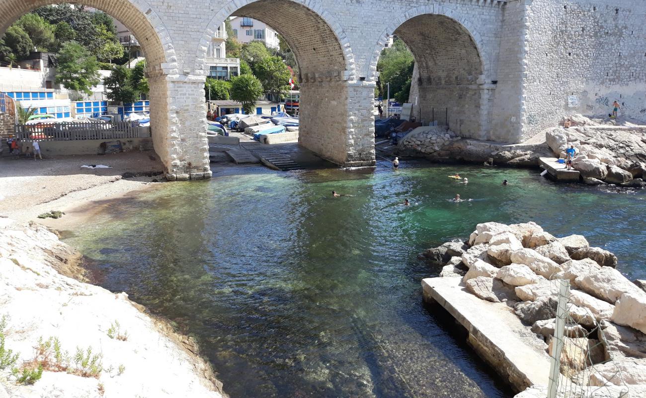 Foto de Pont de la Fausse Monnaie con arena brillante y rocas superficie