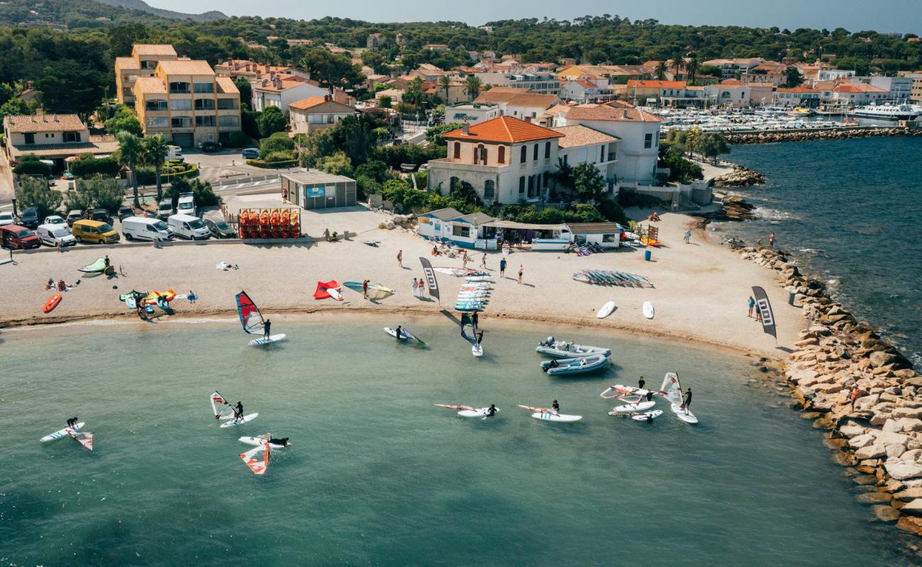 Foto de Plage Le Brusc con arena gris superficie