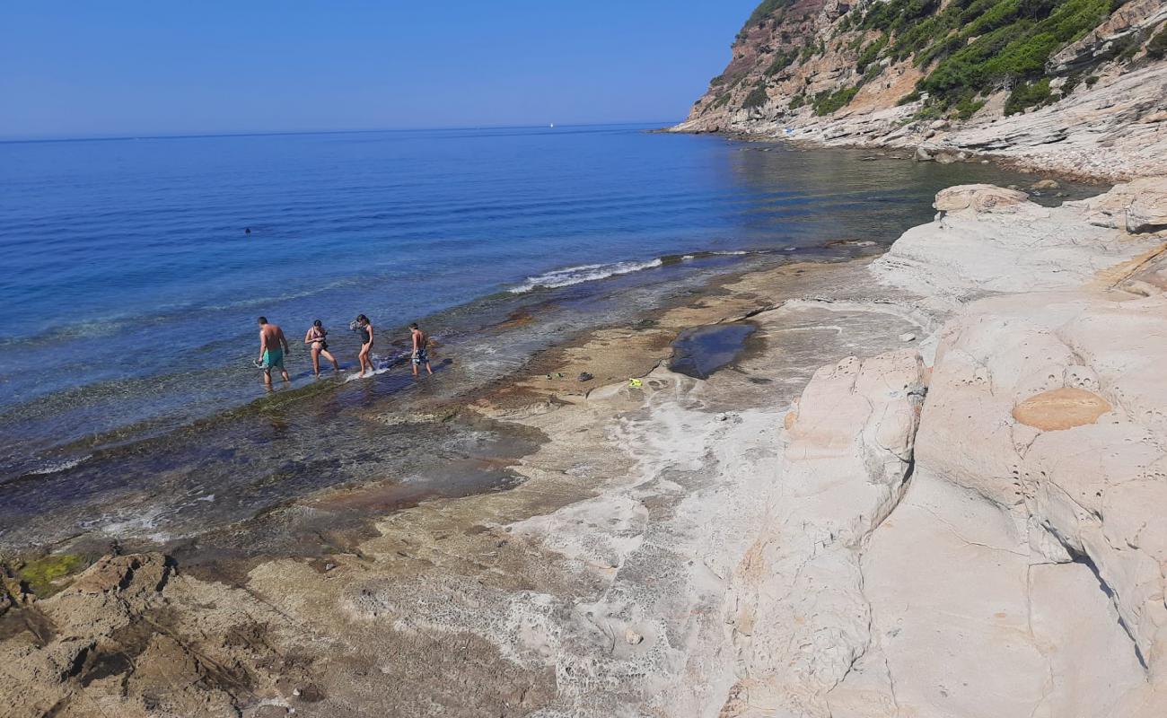 Foto de Plage du Bau Rouge con piedra superficie