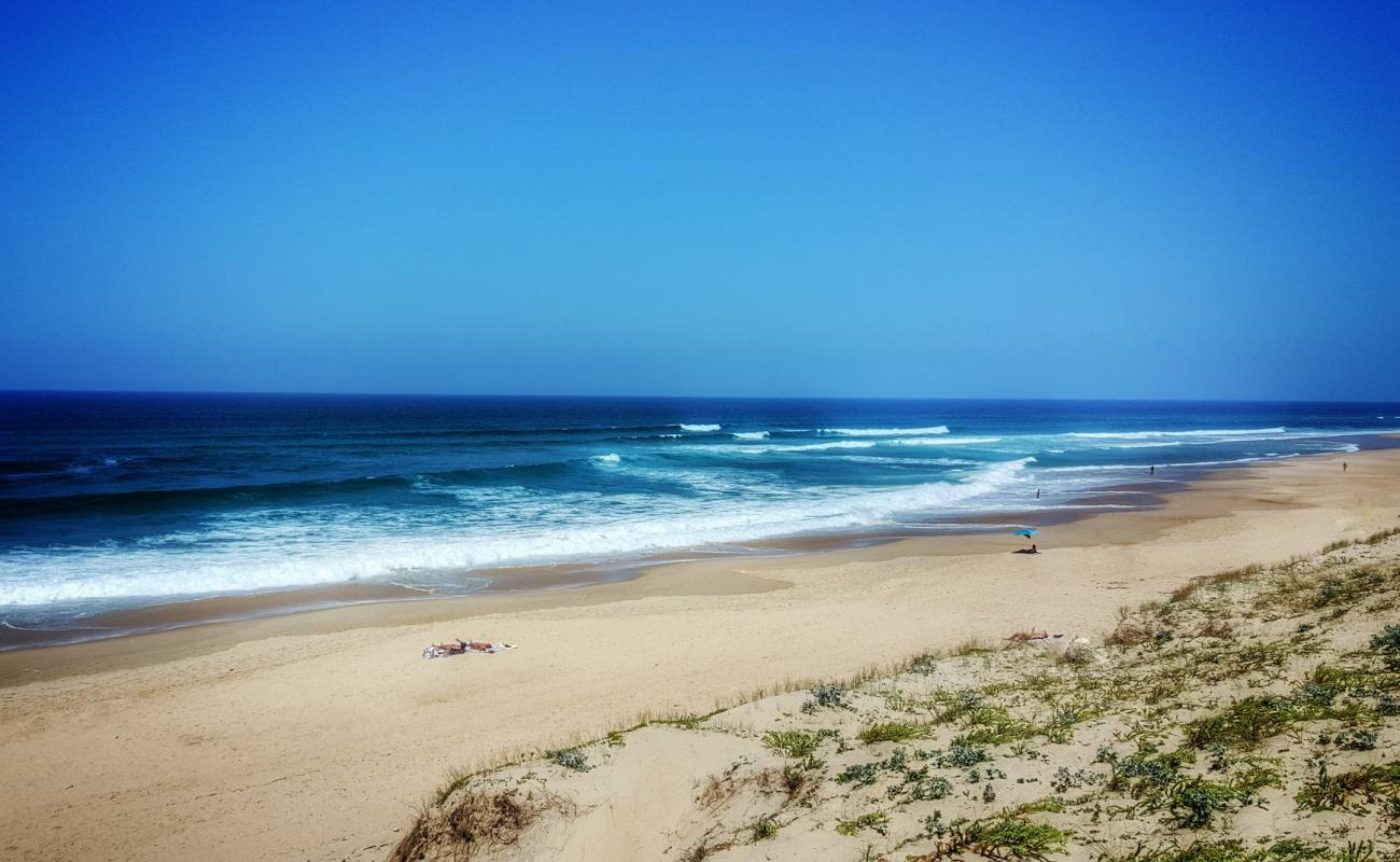 Foto de Plage des Casernes con arena brillante superficie