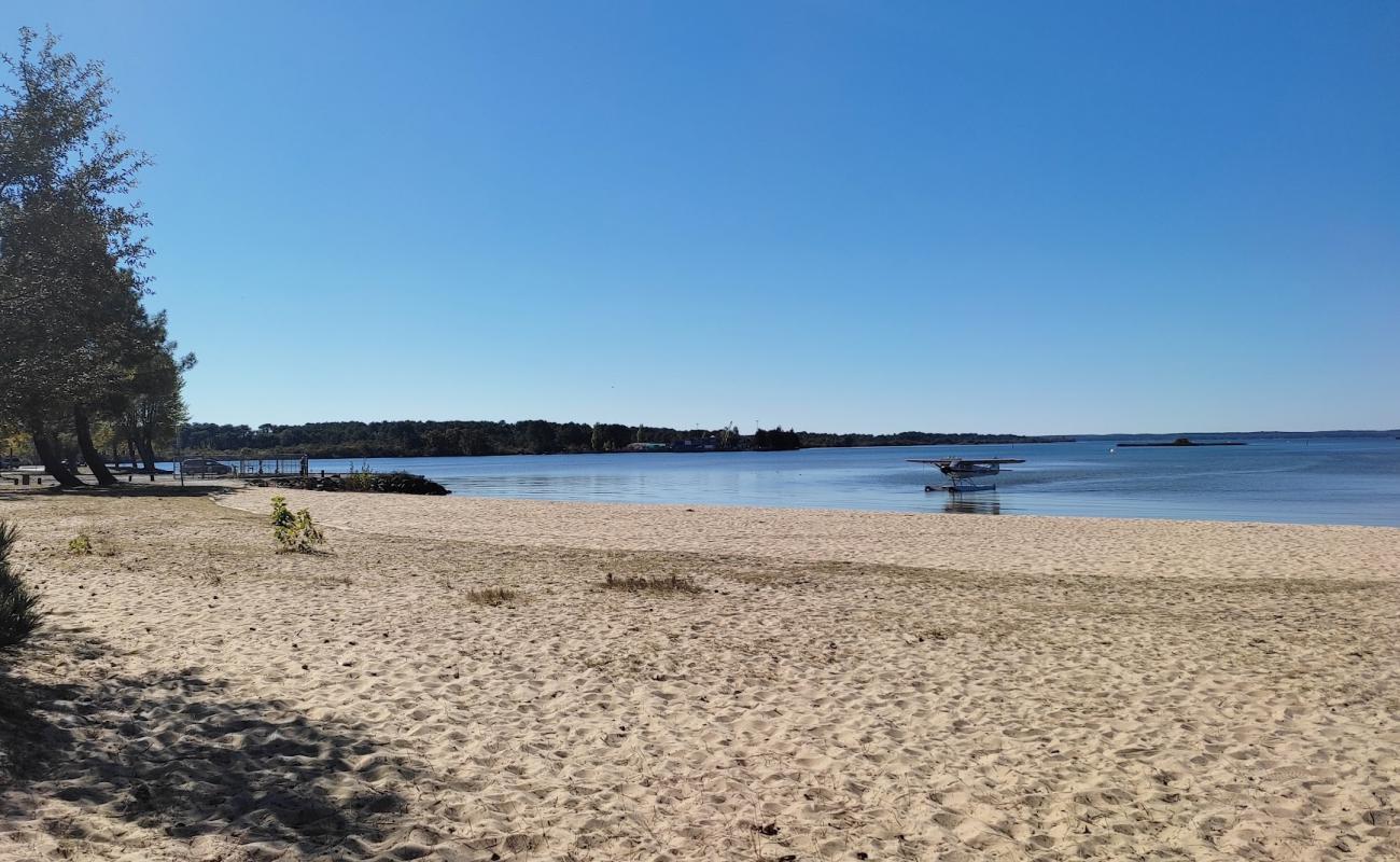 Foto de Plage Du Lac - Parentis con arena brillante superficie