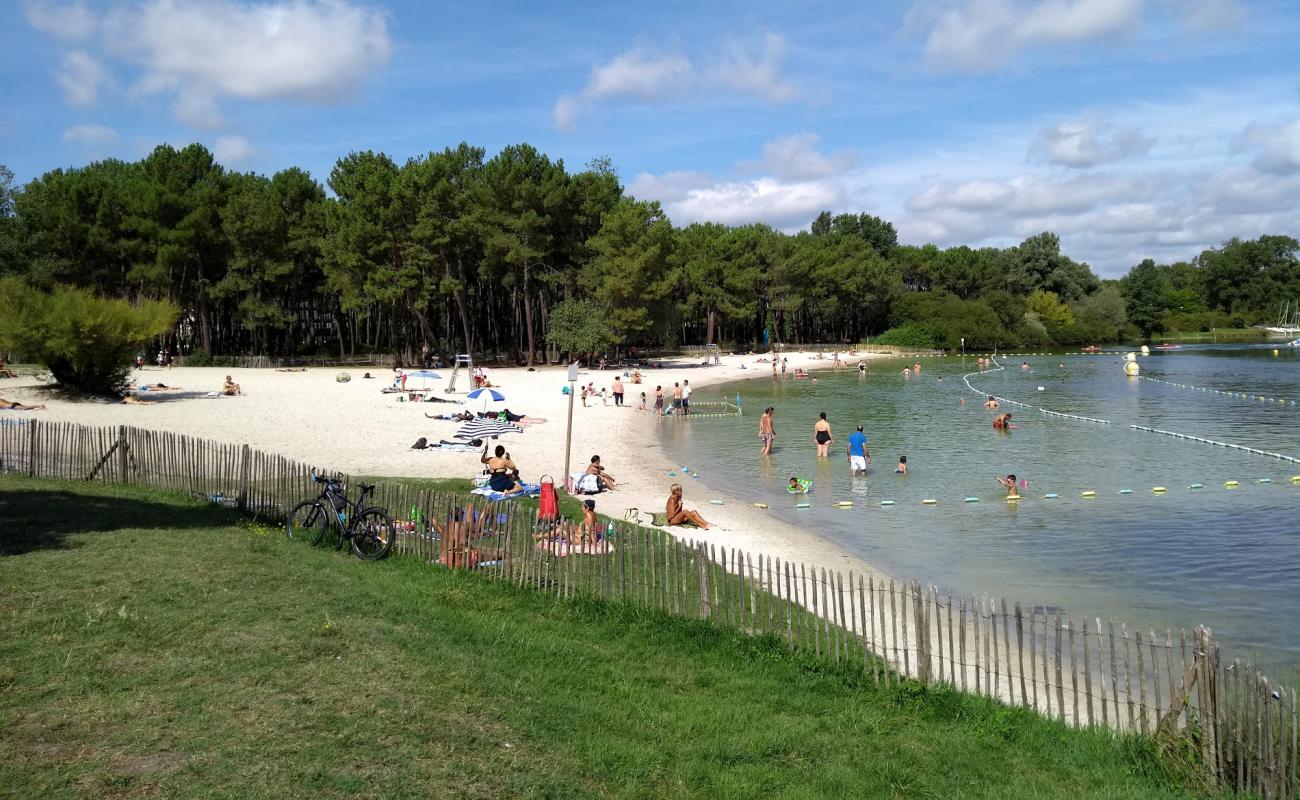 Foto de Plage du Lac con arena brillante superficie