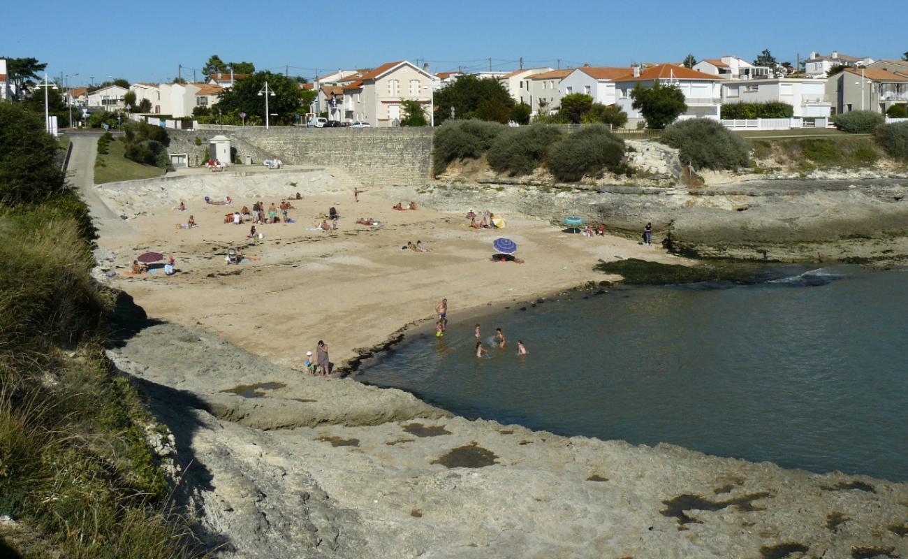 Foto de Plage de Saint-Sordelin con arena brillante superficie