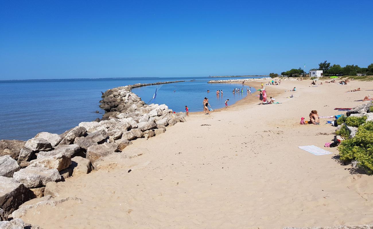 Foto de Plage Port-des-Barques con arena brillante superficie