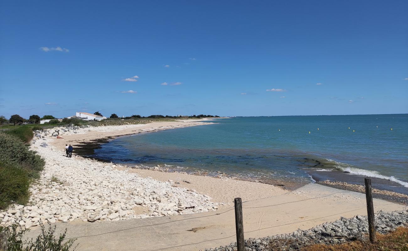 Foto de Plage de Port Notre Dame con arena brillante y rocas superficie