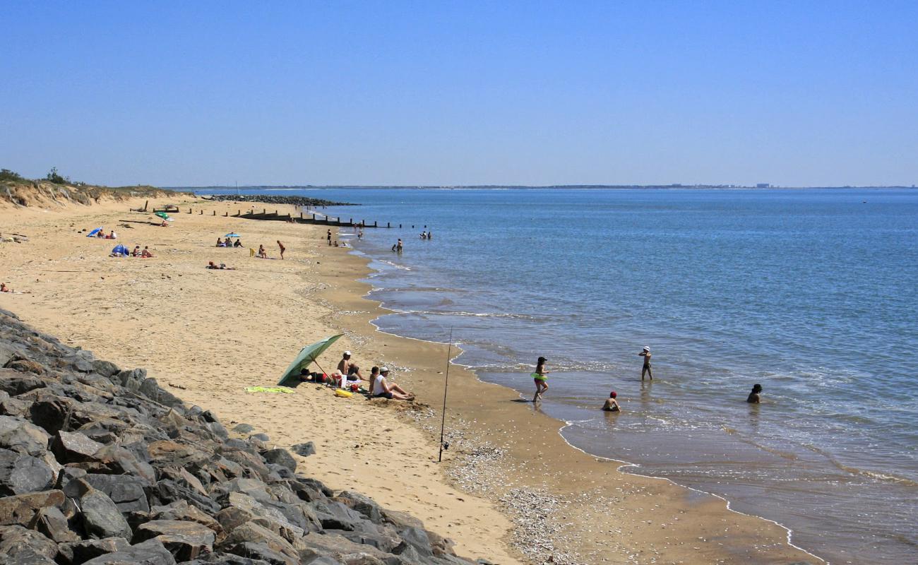 Foto de Plage de l'Oasis con arena brillante superficie