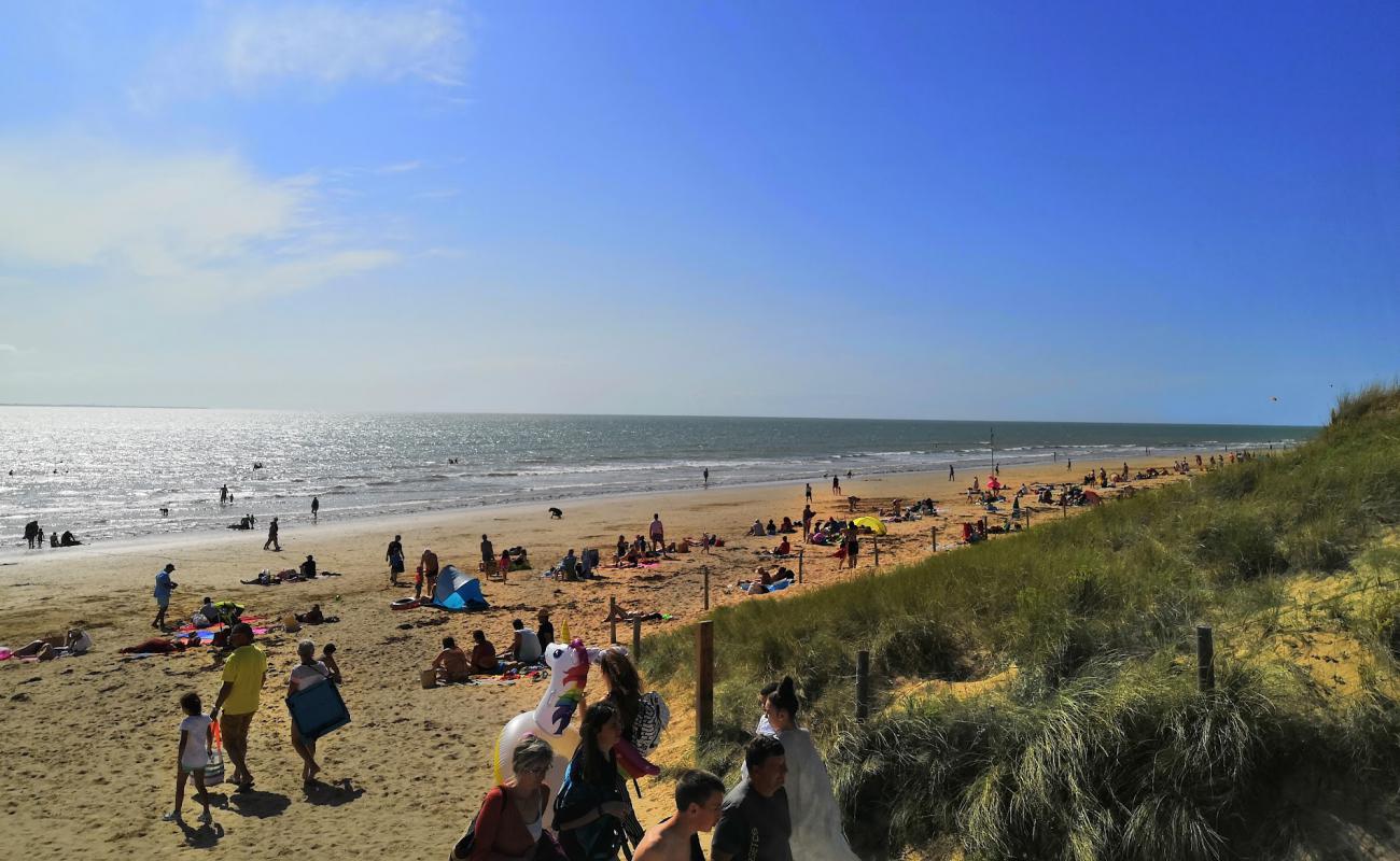 Foto de Plage des Tonnelles con arena brillante superficie