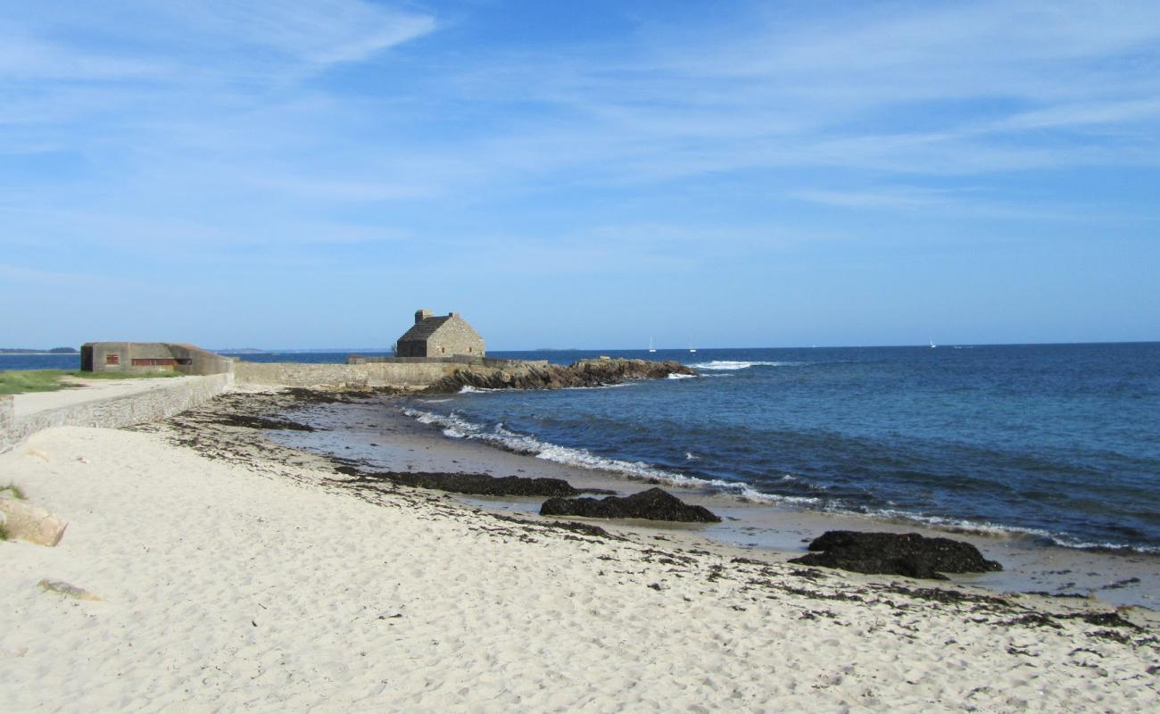 Foto de Plage Du Ty Guard con arena brillante y rocas superficie