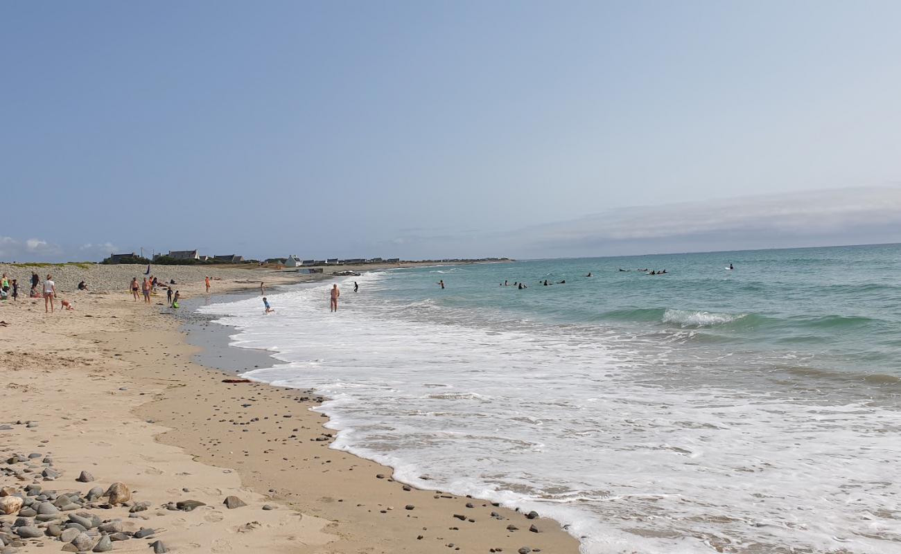 Foto de Plage du Menhir con arena gris y piedras superficie