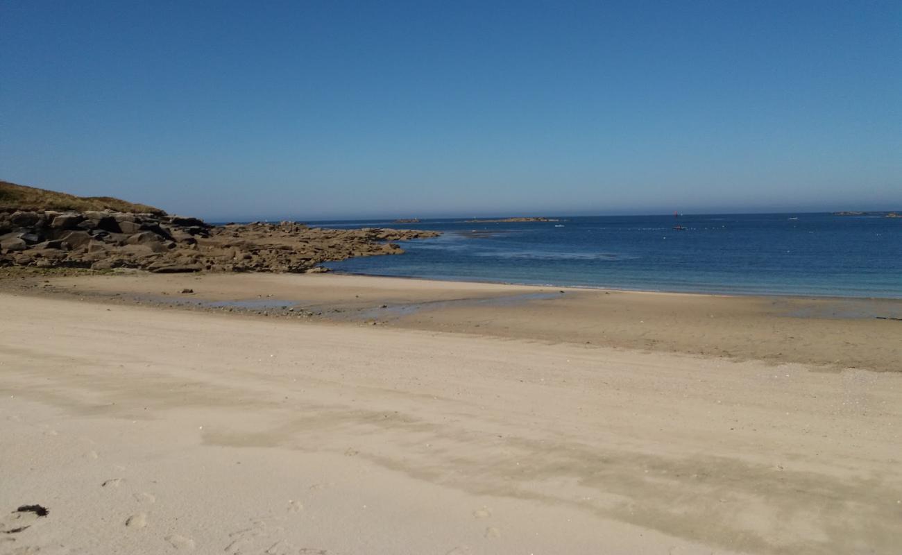 Foto de Plage de Pors Ar Marc'h con arena brillante superficie