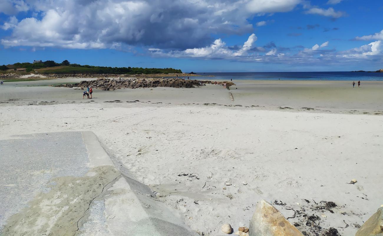 Foto de Plage de Kerbrat con arena brillante superficie