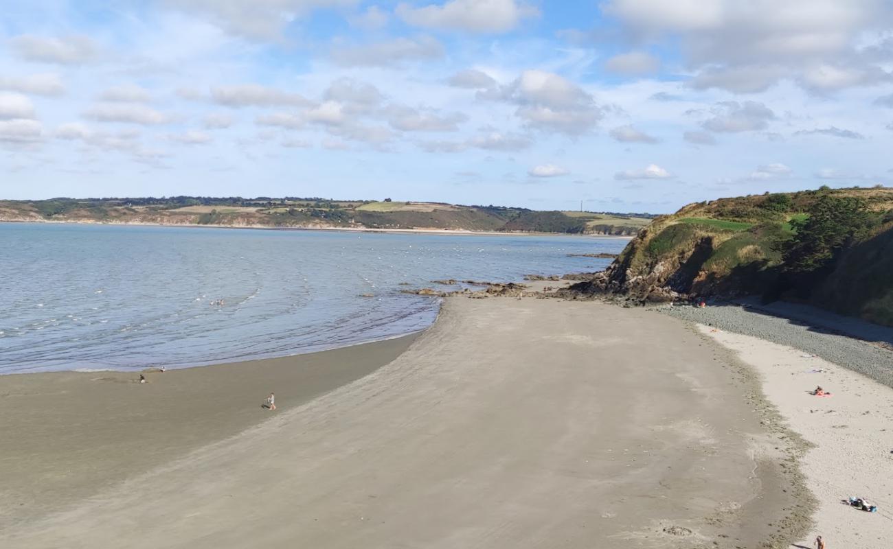 Foto de Plage de Lermot con arena gris y guijarros superficie