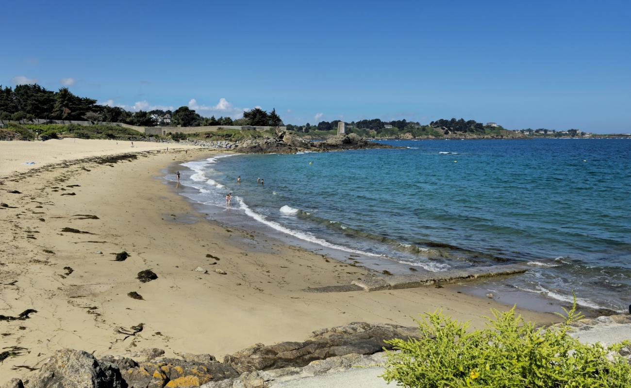 Foto de Plage du Port Blanc con arena brillante superficie