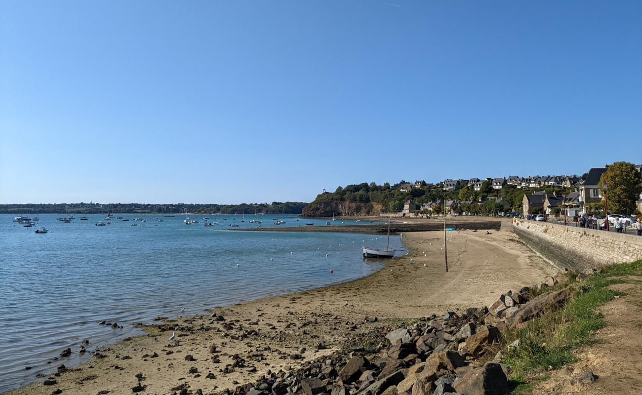 Foto de Plage de Saint-Suliac con arena brillante superficie