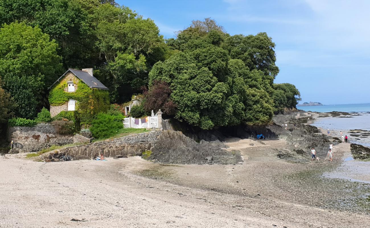 Foto de Plage du Chateau de Vaulerault con guijarro fino gris superficie