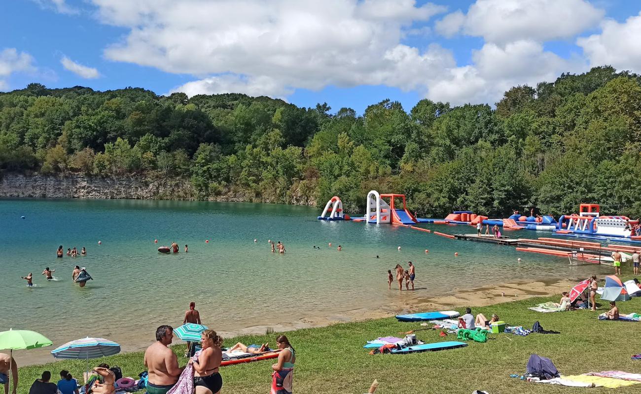 Foto de Plage du Lac des Arroques con arena brillante superficie