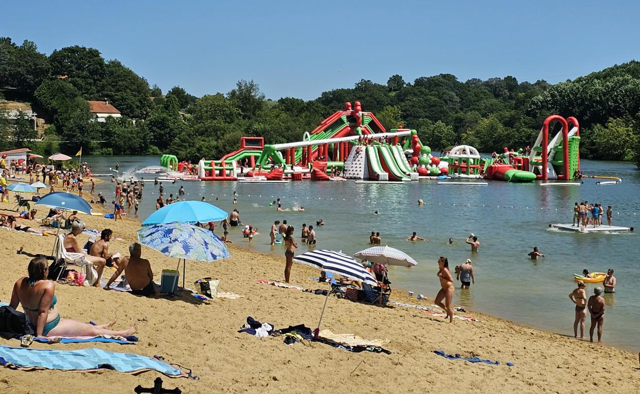 Foto de Plage du Lac de Saint-Pee-sur-Nivelle con arena brillante superficie