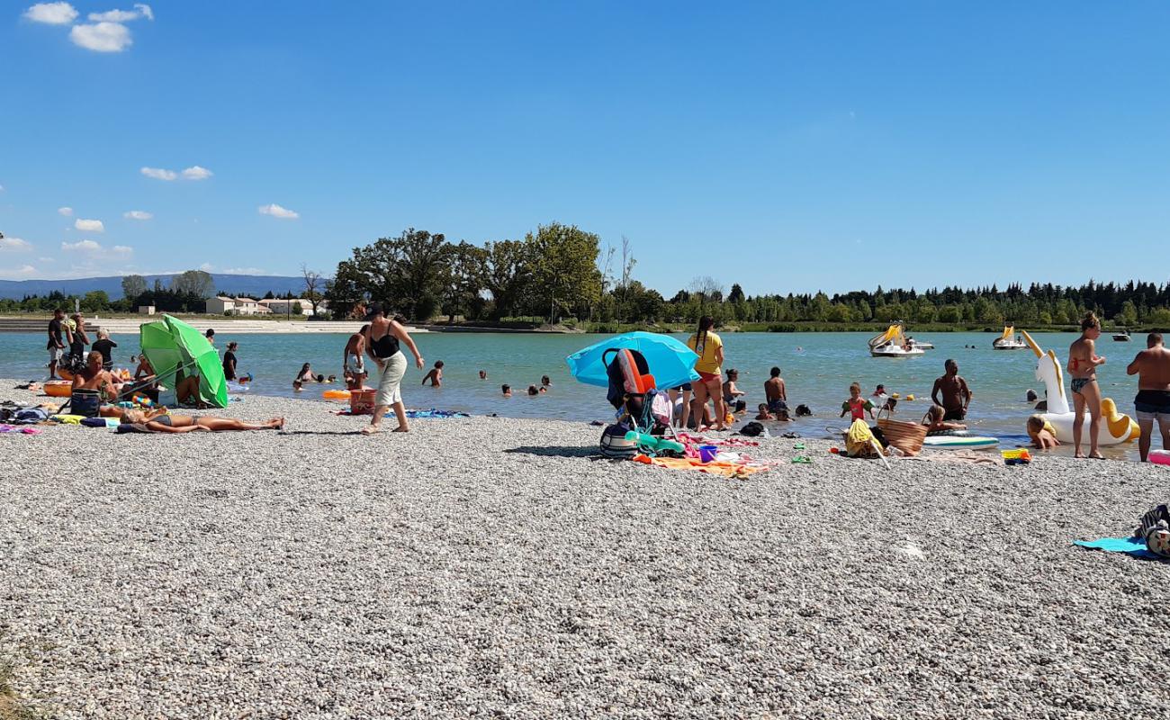 Foto de Plage du Lac de Monteux con guijarro fino gris superficie