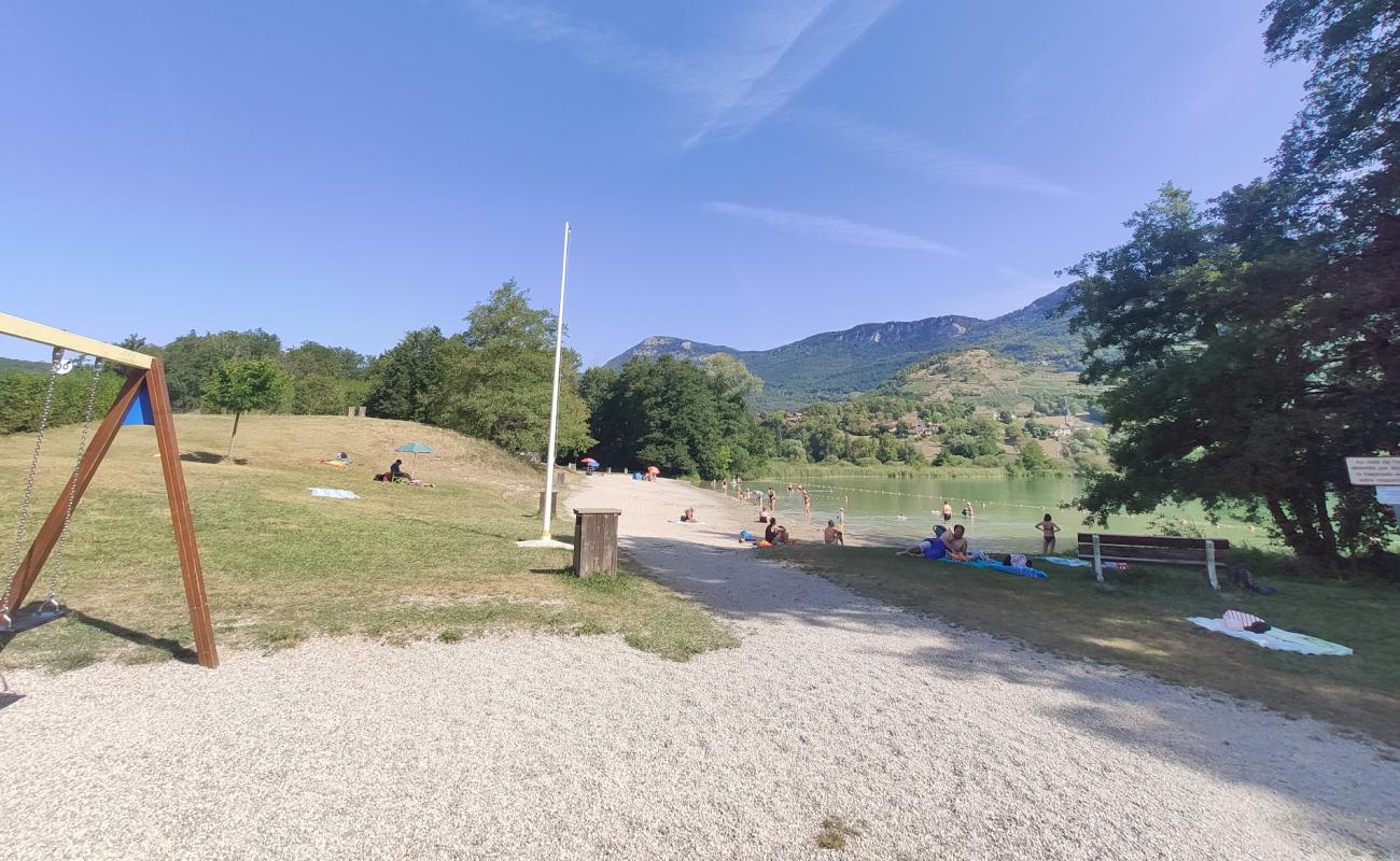 Foto de Plage Du Lac De Saint-Jean-de-Chevelu con arena brillante superficie