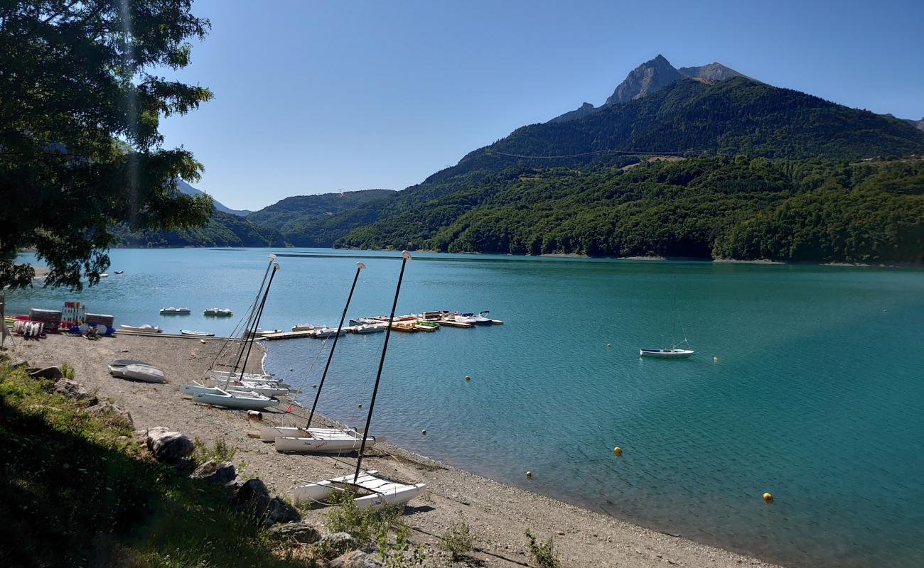 Foto de Plage du Lac du Sautet con piedra superficie