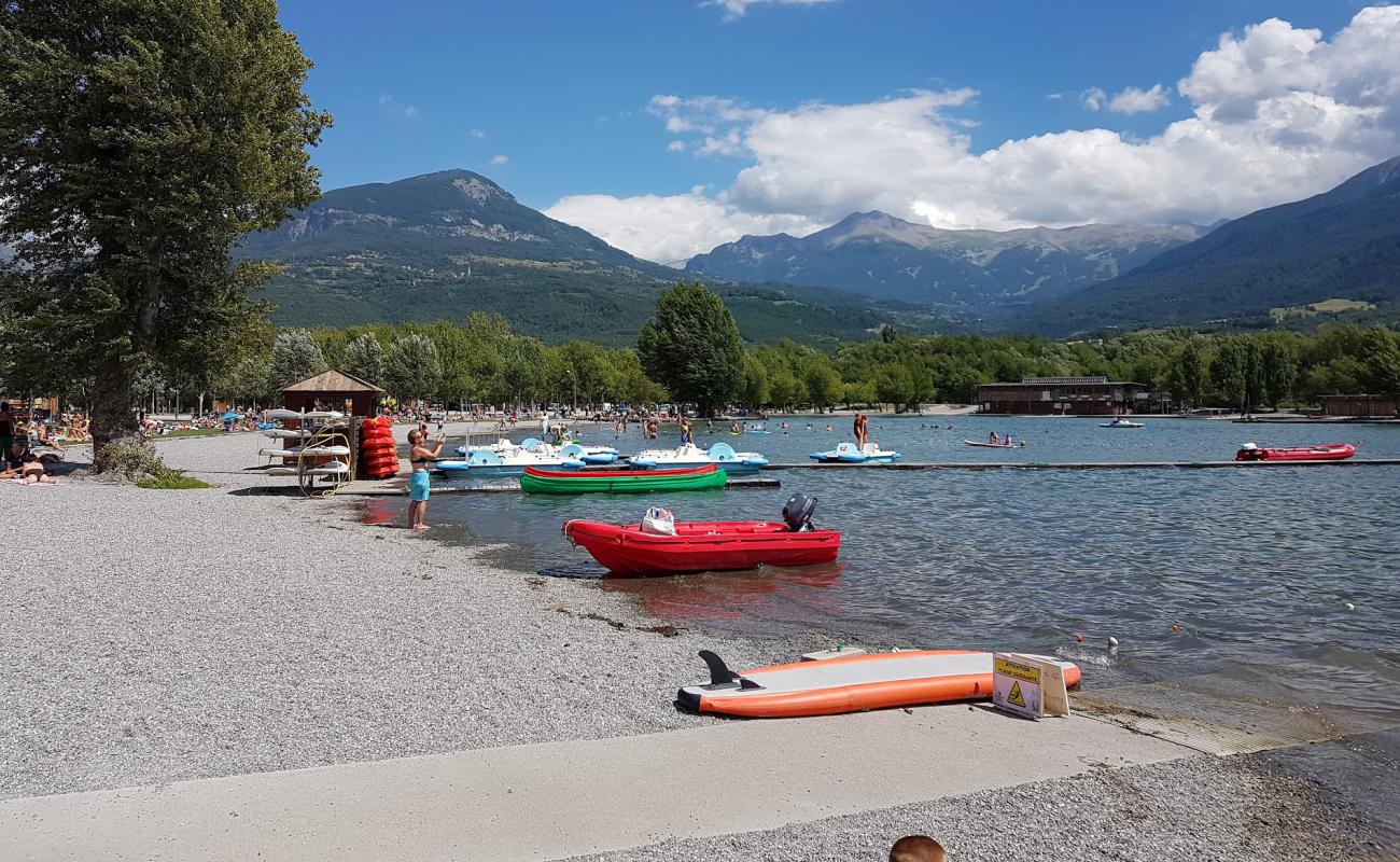 Foto de Plage du Plan d'Eau con guijarro fino gris superficie