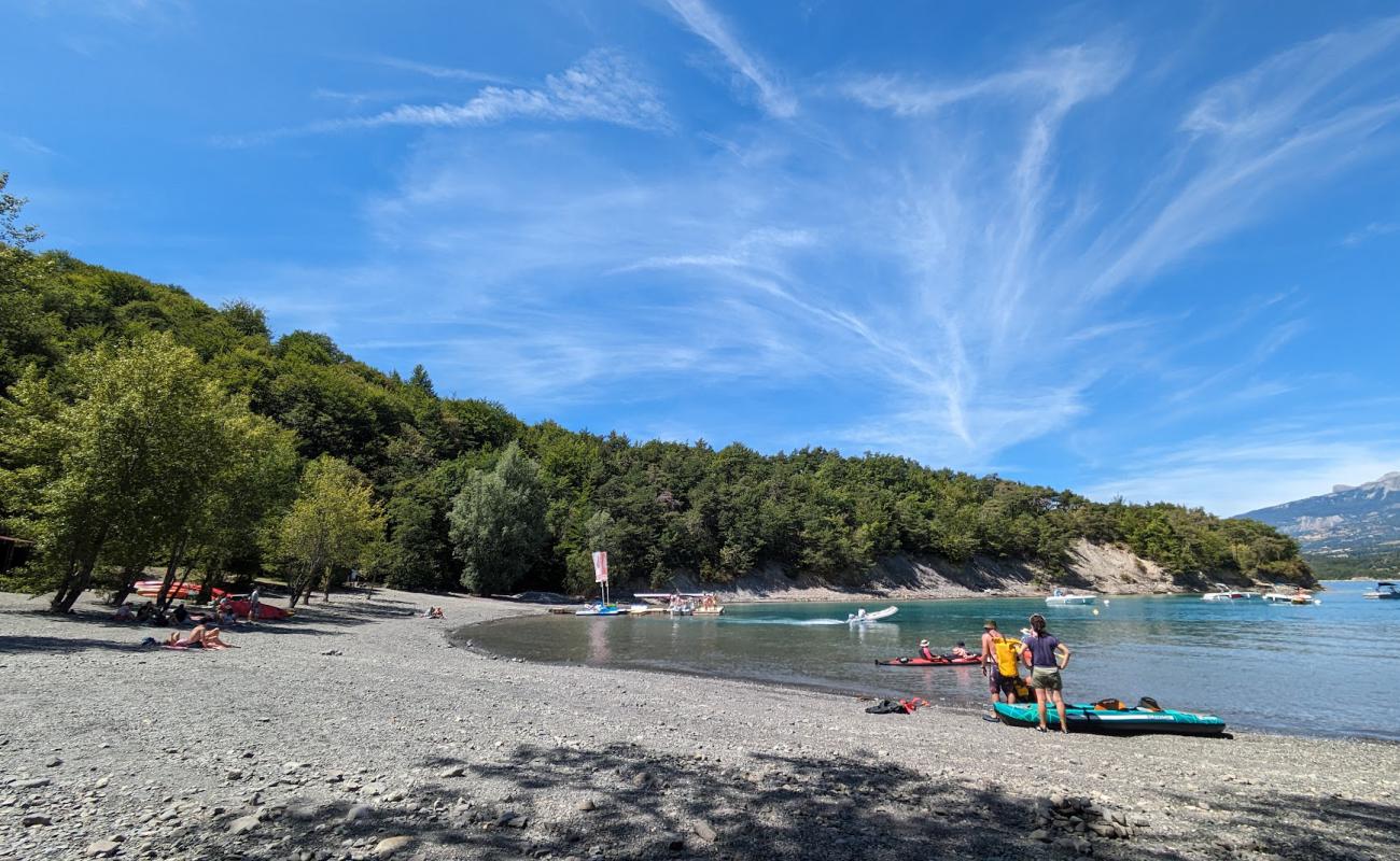 Foto de Plage Baie du Foreston con arena gris y piedras superficie