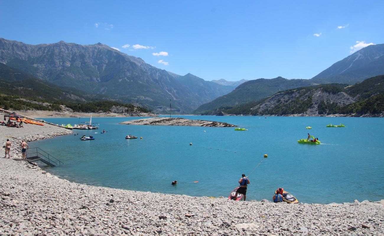 Foto de Plage de Port Saint Pierre con arena gris y piedras superficie