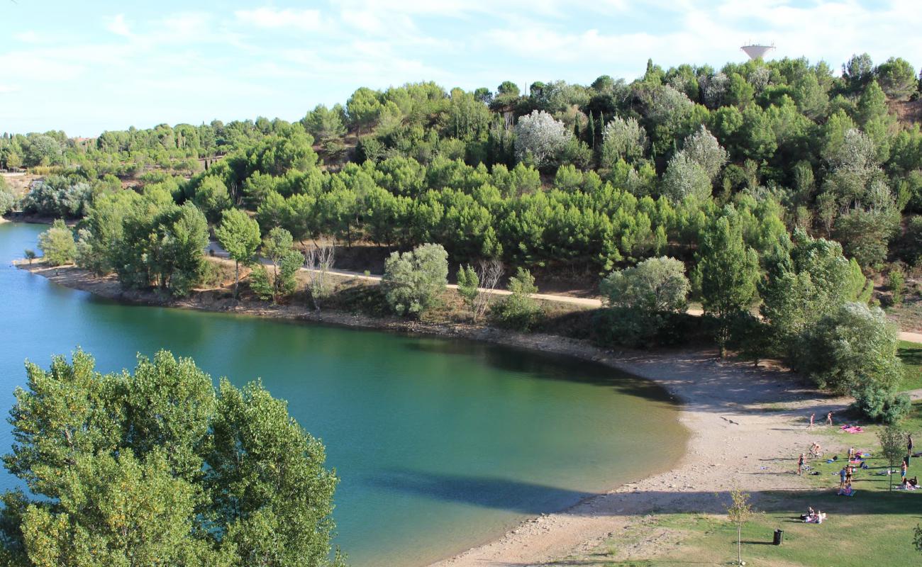 Foto de Plage du Lac du Cres con arena brillante y rocas superficie