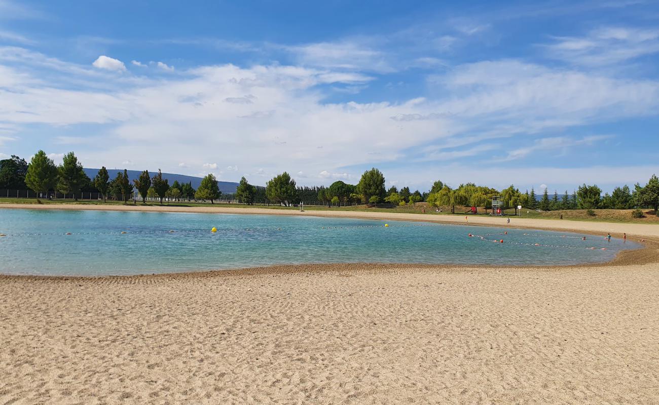 Foto de Plage du Lac de la Pignedore con arena gris superficie