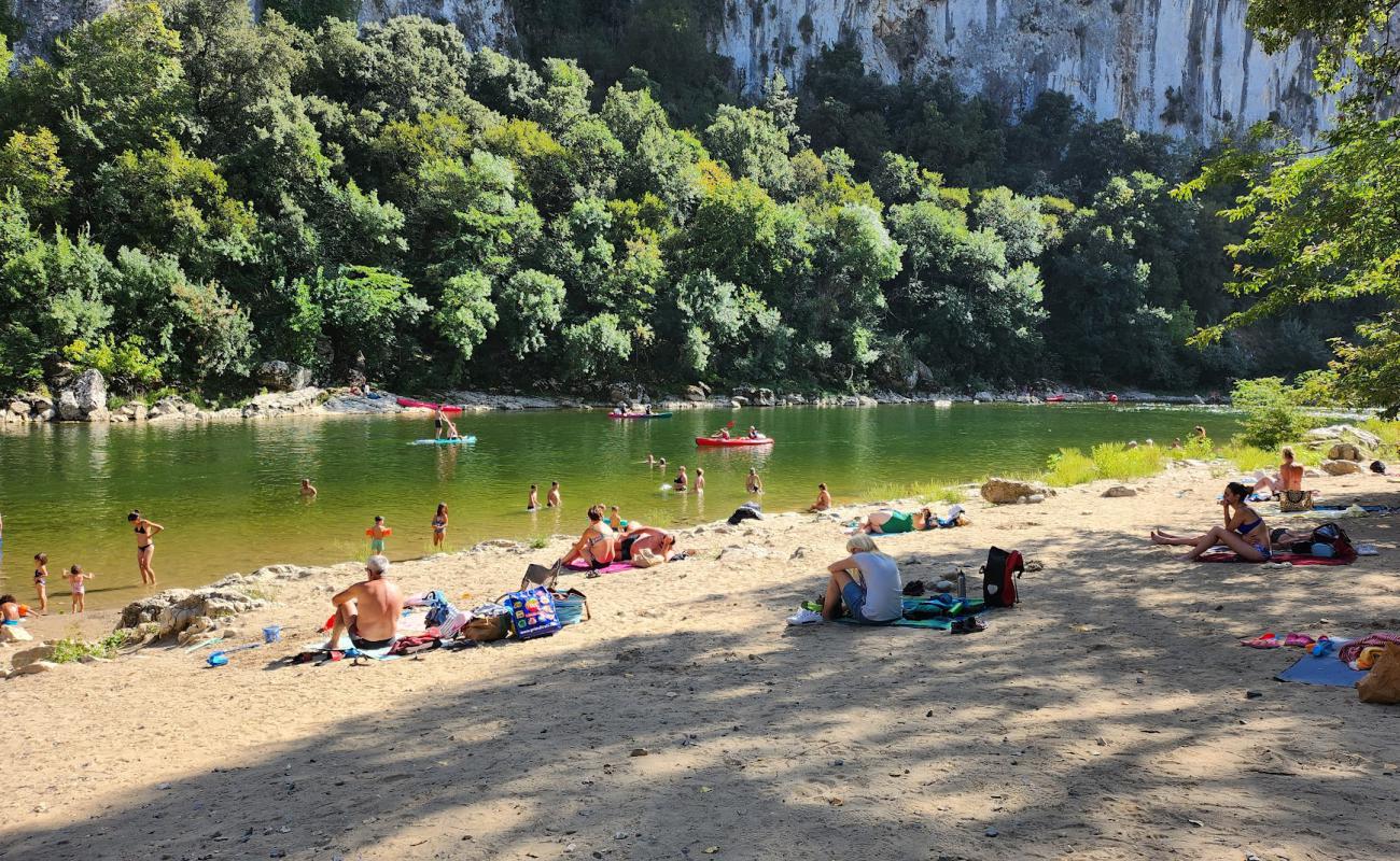 Foto de Plage du Grain de Sel con arena gris y piedras superficie