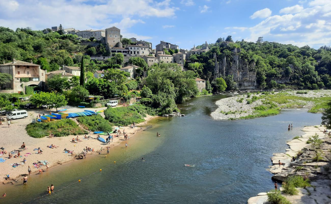 Foto de Plage de Balazuc con arena gris y piedras superficie