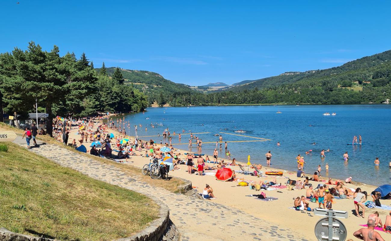 Foto de Plage du lac d'Issarles con arena brillante superficie