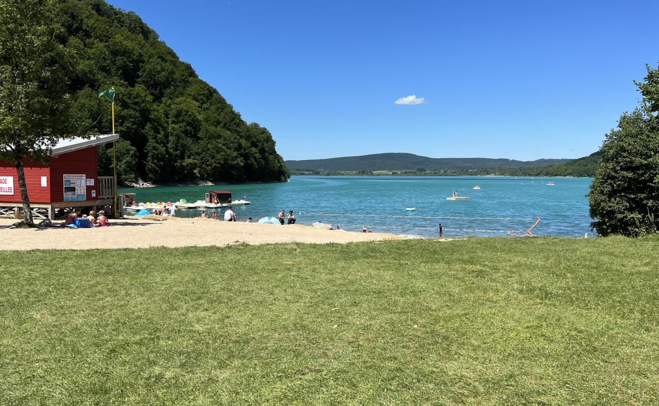 Foto de Plage du Domaine de Chalain con arena brillante superficie