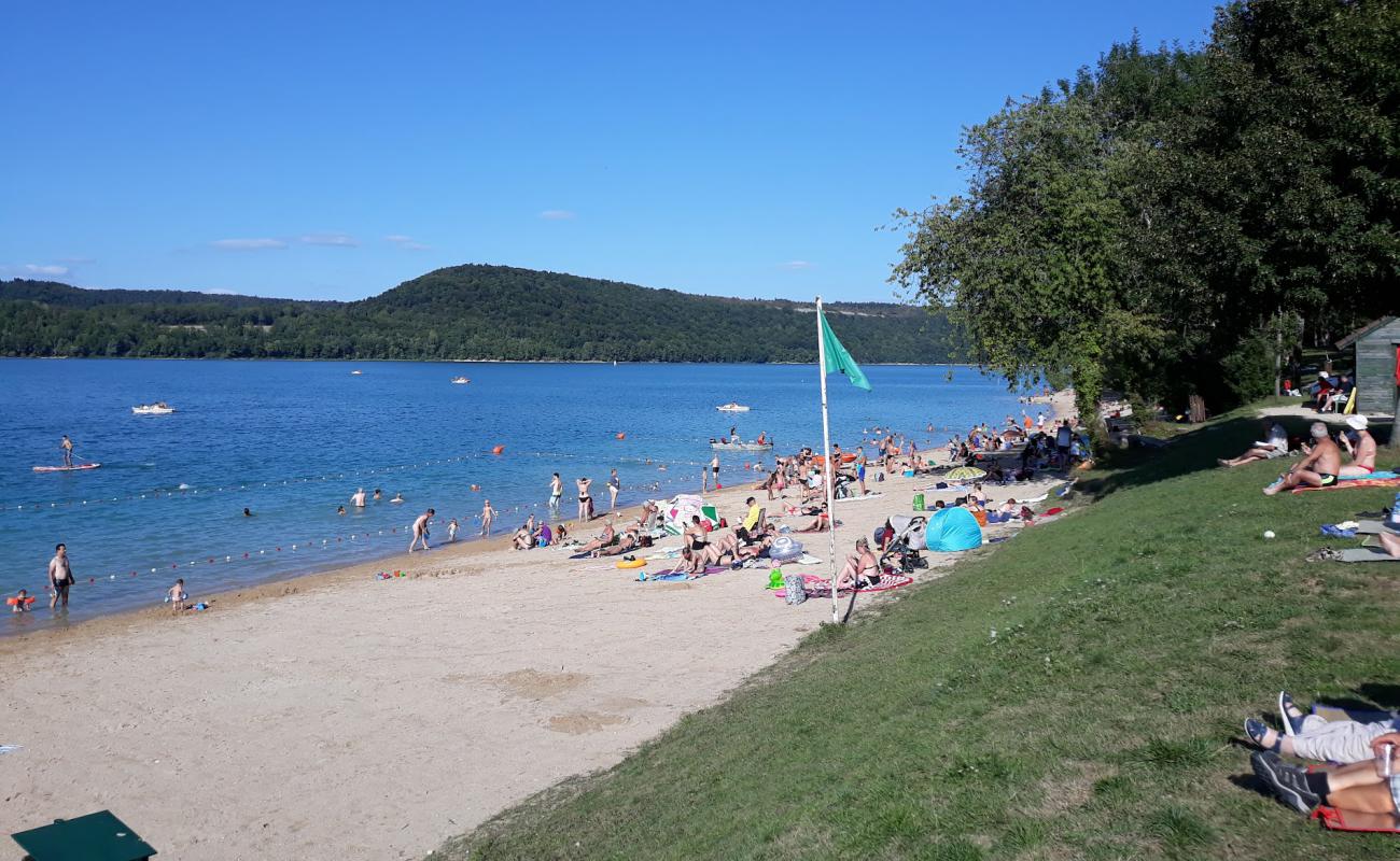 Foto de Plage de Doucier con arena brillante superficie