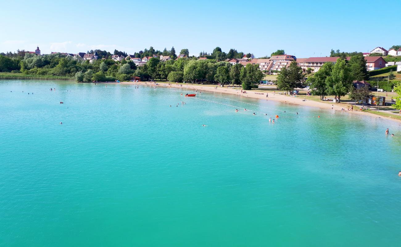 Foto de Plage Clairvaux les Lacs con arena brillante superficie