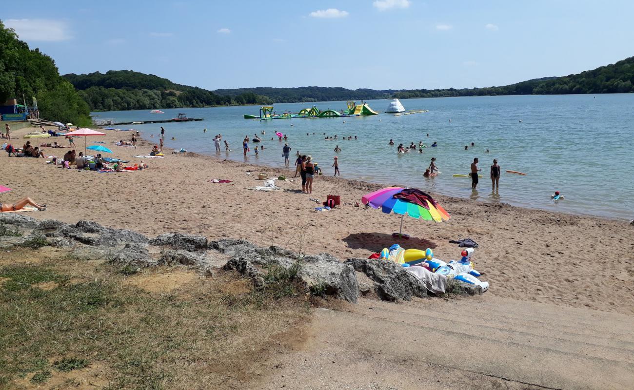 Foto de Plage du Lac de la Liez con arena brillante superficie