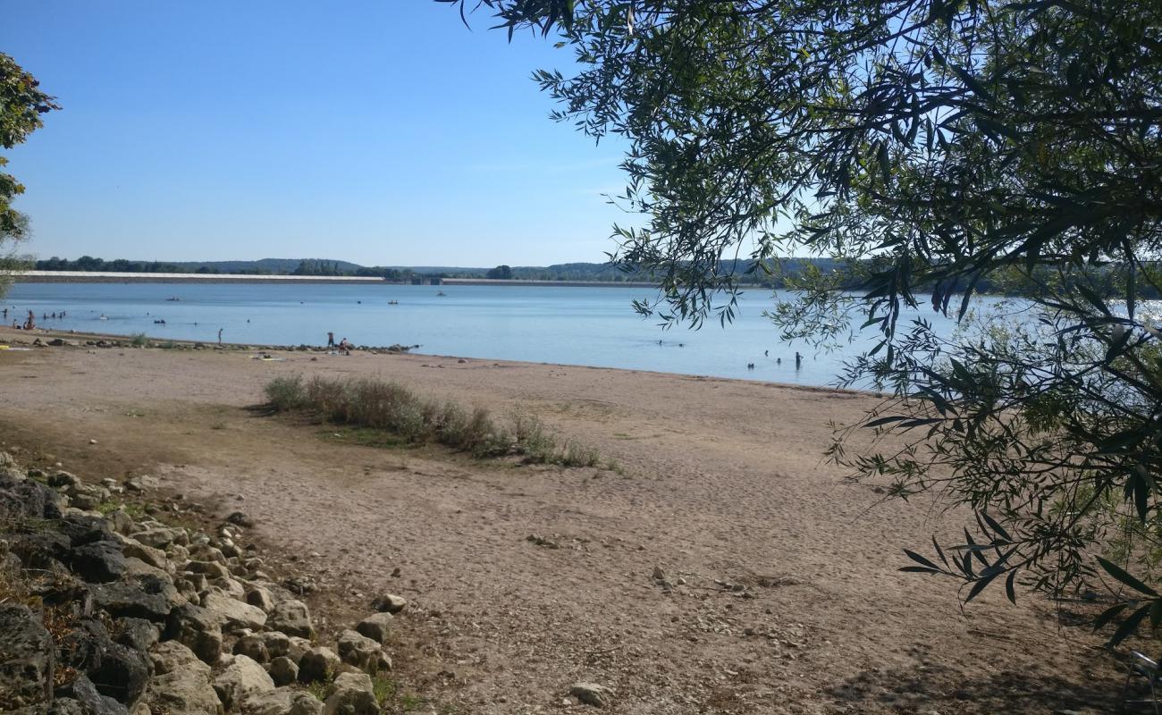 Foto de Plage du Lac de Villegusien con arena brillante superficie