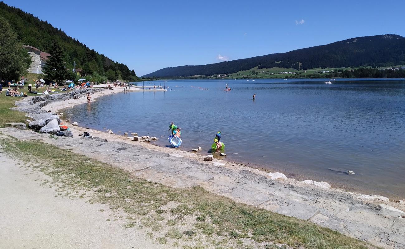 Foto de Plage du Lac des Rousses con guijarro fino claro superficie