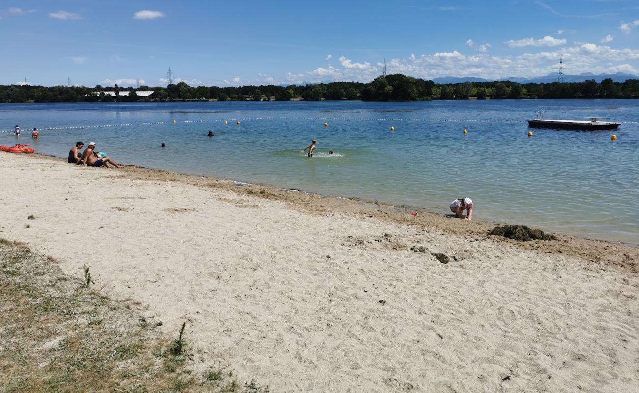 Foto de La Plage a Divonne con arena brillante superficie