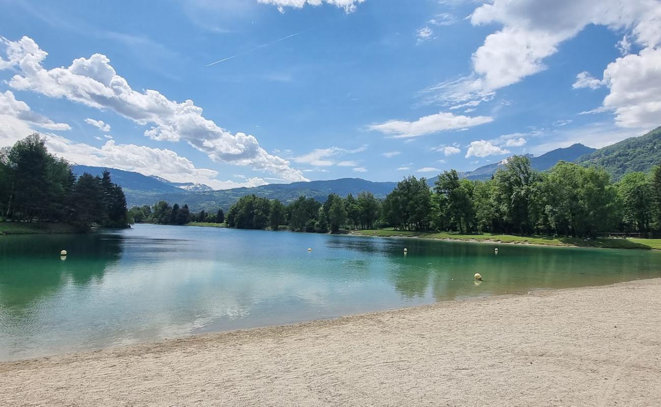 Foto de Plage du Lac des Ilettes con arena brillante superficie