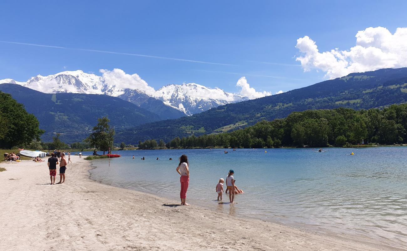 Foto de Plage du Lac de Passy con arena brillante superficie