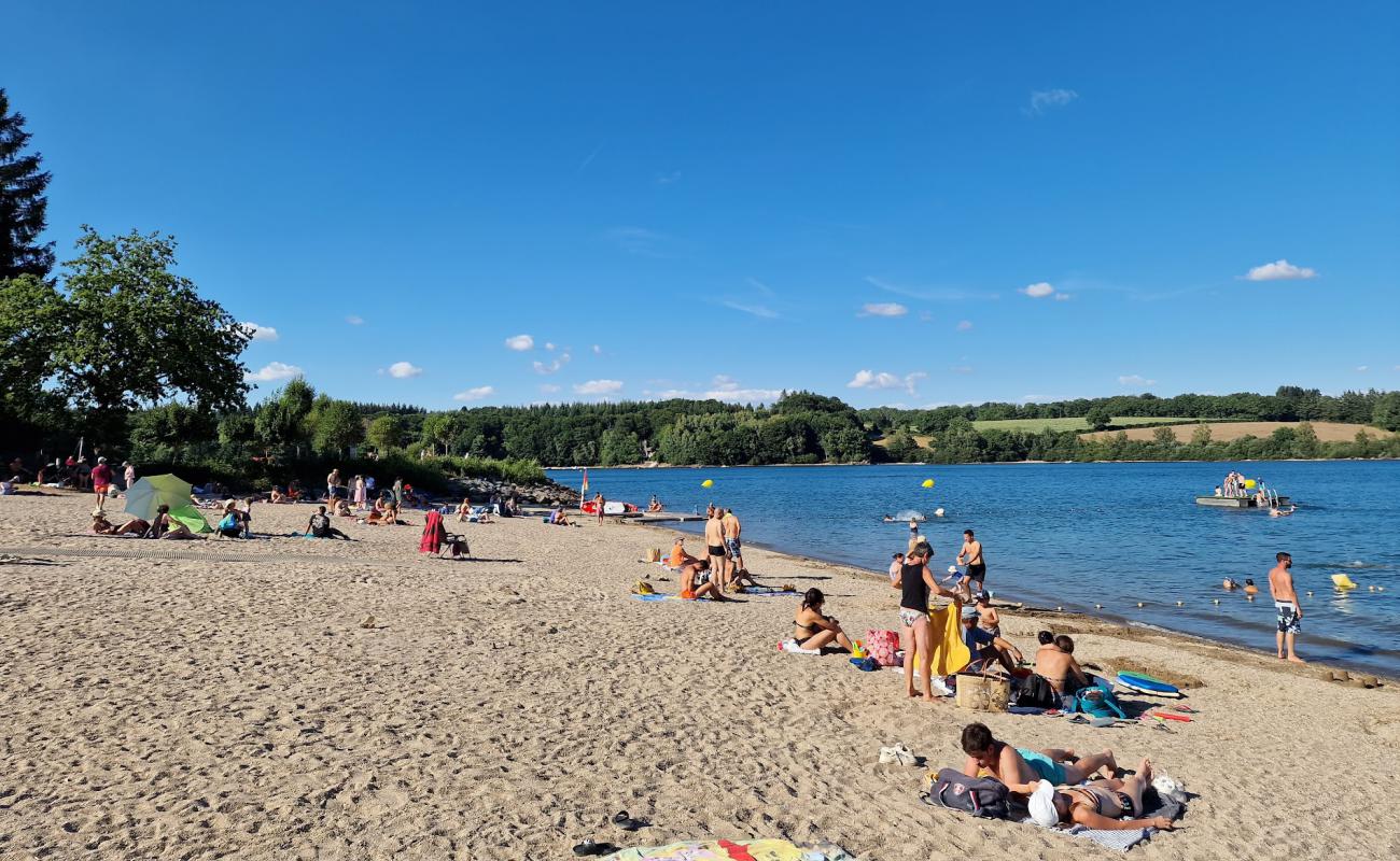 Foto de Plage de Pareloup con arena brillante superficie